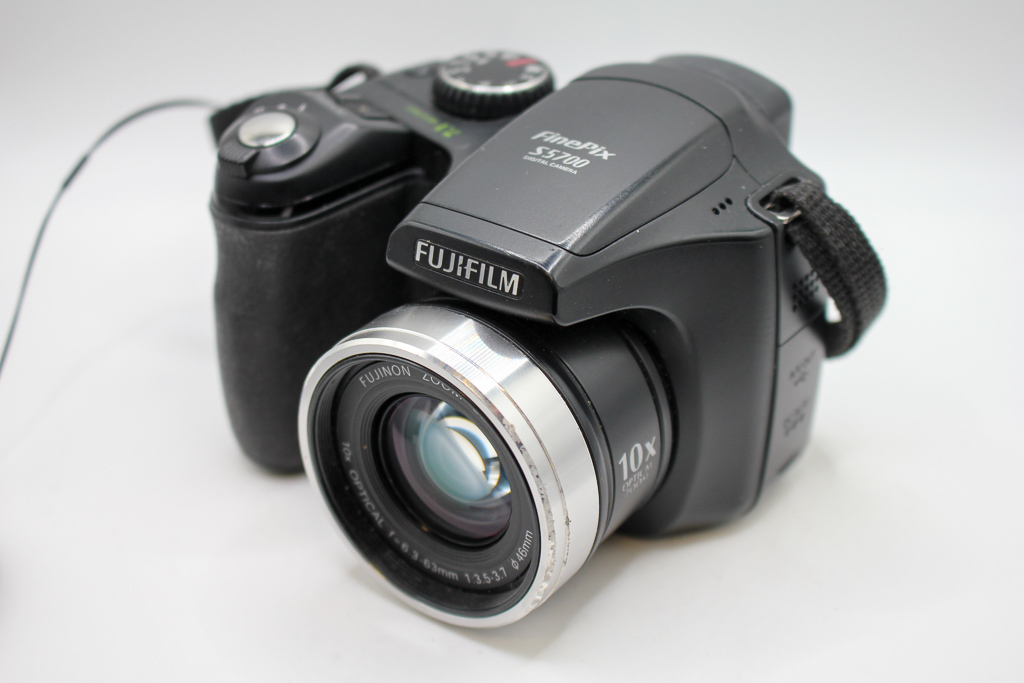 Fuji Finepix S5700 Digital Bridge Camera.(Used)