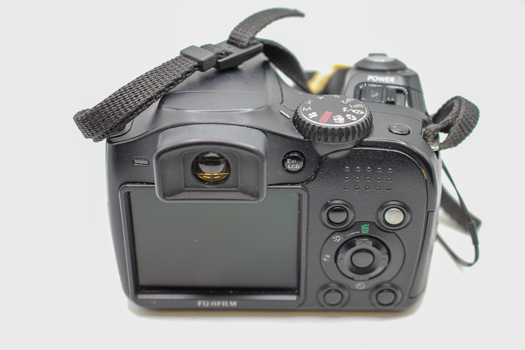 Fuji Finepix S5700 Digital Bridge Camera.(Used)